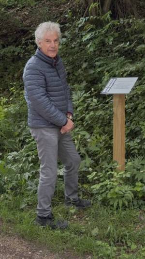 Christoph Schwager vor der ersten Station Poesieweg