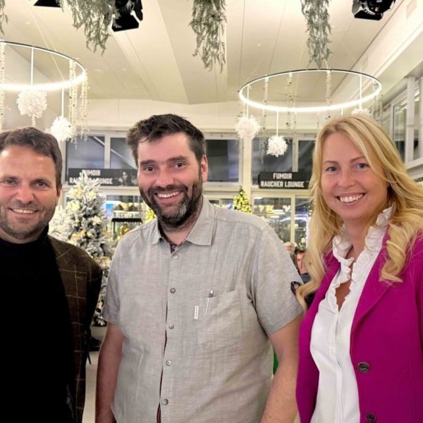 Am Mittwoch, 19. November lud Egerkingen Tourismus Unternehmerinnen und Unternehmer, Vertreter der Vereine und Gemeindebehörden ins Hotel Egerkingen zum ersten ET Netzwerk-Apéro ein. Es wurden aktuelle Projekte sowie neue Dienstleistungen vorgestellt, die lokale Betriebe im Tourismusbereich künftig unterstützen und stärker vernetzen sollen: Unter anderem das neue elektronische RegioBon-System, das sich etwa für Geschenke oder Verkaufsaktionen eignet, sowie ein Gutscheinheft speziell für Hotelgäste. Beide Angebote sollen die Attraktivität von Egerkingen wie auch der Region für Besuchende erhöhen, aber auch die Zusammenarbeit fördern zwischen Gastgebern, Gastronomie, Detailhandel, Vereinen und Behörden.

Zum vollständigen Artikel: https://www.egerkingentourismus.ch/?view=article&id=436:egerkingen-tourismus-lanciert-neue-dienstleistungen-fuer-lokale-anbieterinnen-und-anbieter&catid=60