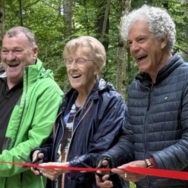 Eröffnung Egerkinger Poesieweg

Petrus spielte bei der offiziellen Eröffnung des neuen Egerkinger Poesieweges am Sonntagmorgen, 25. Mai 25 nur bedingt mit. Der leichte Nieselregen war aber kaum zu spüren, als sich rund 40 involvierte und  interessierte Personen um 10 Uhr morgens bei der Nackgrube oberhalb der Fridau besammelten und von Franz Fischer, Präsident Kommission Kultur, Gesellschaft und Soziales Egerkingen offiziell begrüsst wurden. 
Nach einer musikalischen Darbietung des Alphorntrios "Stirol" aus Hägendorf folgte die Ansprache von Gemeindepräsidentin Johanna Bartholdi. 
Ihr Dank geht an die Kommission Kultur, Gesellschaft und Soziales sowie den Verein Aktives Alter für die Organisation des Poesieweges.
Christoph Schwager, Initiant und Autor des Poesieweges, verfasste eigens für den neuen Standort im Wald von Egerkingen neue Gedichte, die manchmal auch einen direkten Bezug zum Ort haben. 
Gemeinsam eröffneten die drei offiziell den Poesieweg. Dieser steht nun auf dem Lampastweg zwischen Nackgrube und Blüemlismatt der Öffentlichkeit zur freien Bewanderung und Inspiration zur Verfügung.

Weitere Details: https://www.egerkingentourismus.ch/?view=article&id=427:eroeffnung-egerkinger-poesieweg-3&catid=60
