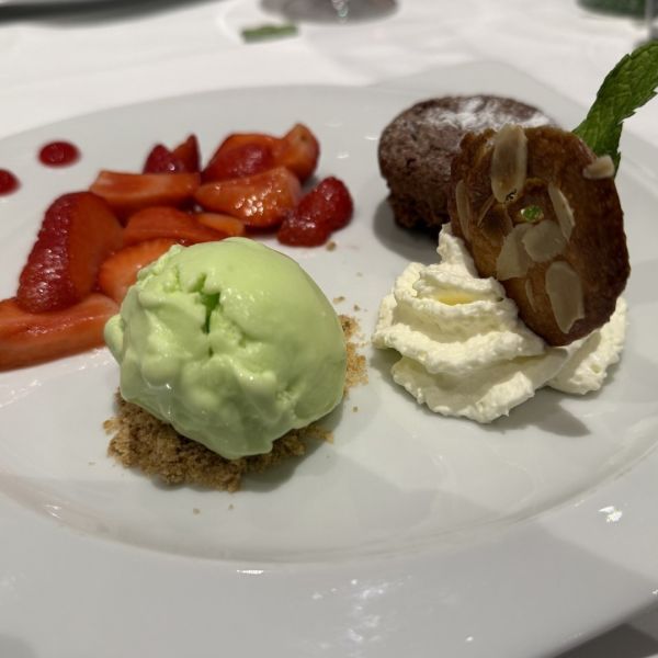 Peter Felbers neueste Dessert-Eigenkreation ist eine Gaumenfreude sondergleichen! 🍓🌿 Die köstliche Kombination von Sorbet aus selber gesammeltem Waldmeister, frischen Erdbeeren und Schoggitörtchen auf leichtem Rahm macht jeden Löffel zu einem kleinen Glücksmoment. Das nussige Knuspergebäck verleiht dem Ganzen den ultimativen Crunch. Beim gemütlichen Sommer-Abend im Gasthof von Arx Egerkingen – diese Nachspeise ist ein wahrer Hingucker und Genuss! 

#dessert #gaumenfreude #waldmeistersorbet #genussmomente #kulinarik