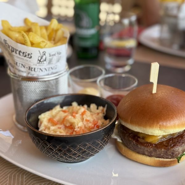 Zeit fürs sommerliche Food-Abenteuer! 🍔🍟 Gönn dir im Mövenpick Hotel Egerkingen einen saftigen Burger mit knusprigen Pommes und einem frischen Coleslaw-Salat. Ein Highlight für jeden Feinschmecker und der perfekte Genussmoment für deinen Lunch oder den Wochenendausflug. 🌟 Lass es dir schmecken und geniess bei schönem Wetter das Alpenpanorama von unserer Terrasse. Frisches Rindfleisch, vegetarisch, vegan, glutenfrei – wie magst Du deinen Burger am liebsten? 🤔

#foodlover #burgertime #fridayfeeling #genussmoment #gutenappetit #schweiz #foodie #leckeressen #lunchvibes #instafoodie

Jetzt Tisch reservieren: https://www.lunchgate.ch/restaurant/moevenpick-egerkingen/