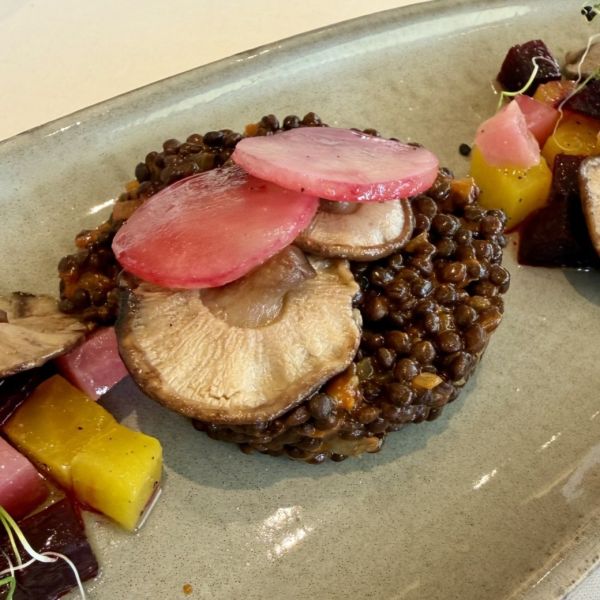 Kulinarische Highlights im Mövenpick Hotel Egerkingen
Wo Qualität auf Genuss trifft – erleben Sie vom 1. Januar bis 28. Februar 2026 unsere Tatar-Wochen voller Geschmacksmomente!
Lassen Sie sich von unseren Tatar Specials verführen:
👉 Rindfleisch-Tatar mit Birne, Speck & Raclettekäse – ein raffinierter Twist für Feinschmecker.
👉 Veganes Beluga-Linsen-Tatar mit Shiitake-Pilzen & drei Sorten Randen – farbenfroh, aromatisch und überraschend leicht.
Ob klassisch oder kreativ – im Mövenpick Hotel Egerkingen wird jede Variation zum Erlebnis für Gaumen und Sinne. ��✨
👉 Jetzt Tisch reservieren und sich durch unsere Tatar-Vielfalt begeistern lassen: https://www.lunchgate.ch/restaurant/moevenpick-egerkingen/