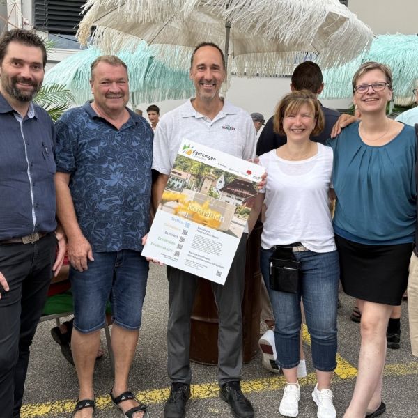 Was braucht es für ein gutes Fest? Ein grosses Zelt, eine Cocktail-Bar, die Party-Band "The Coconuts", ein einfaches, leckeres kulinarisches Angebot und viele gut gelaunte Gäste. Alle diese Komponenten haben perfekt zusammengespielt am Samstagabend, 16. August auf dem Areal vom Gasthof von Arx in Egerkingen. Peter Felber und sein eingespieltes Team bewiesen einmal mehr ihr gastronomisches Können und waren sichtlich zufrieden mit dem Abend. Auch Petrus zeigte sich gnädig trotz kurzem Gewitterregen in den späteren Abendstunden. Grossen Zuspruch erhielt das Fest vom Turnverein Neuendorf, der in geschlossener Formation und Festlaune mit ihrem Besuch aufwartete.

Das Sommernachtsfest versteht sich auch als der erste lokale Event unter dem Patronat von Egerkingen Tourismus. Der Verein hat sich dazu entschieden, unter dem Motto "4 Seasons", 4 mal jährlich abwechslungsweise durch die 4 Hotels durchgeführte Saison-Events mitzufinanzieren und zu vermarkten, wie Präsident Christian Wyler bei seiner kurzen Ansprache ausführte. Dies als eine von verschiedenen geplanten Massnahmen der Tourismusorganisation zur Attraktivierung des Dorfes mit den meisten Übernachtungen im Kanton.

Bildlegende: Festwirtepaar Peter und Stephanie Felber-Dietschi eingerahmt von den ET-Vertretern Christian Wyler und Franz Fischer sowie Ulrike Többen und Reto Spiegel

Weitere Bilder unter www.egerkingentourismus.ch