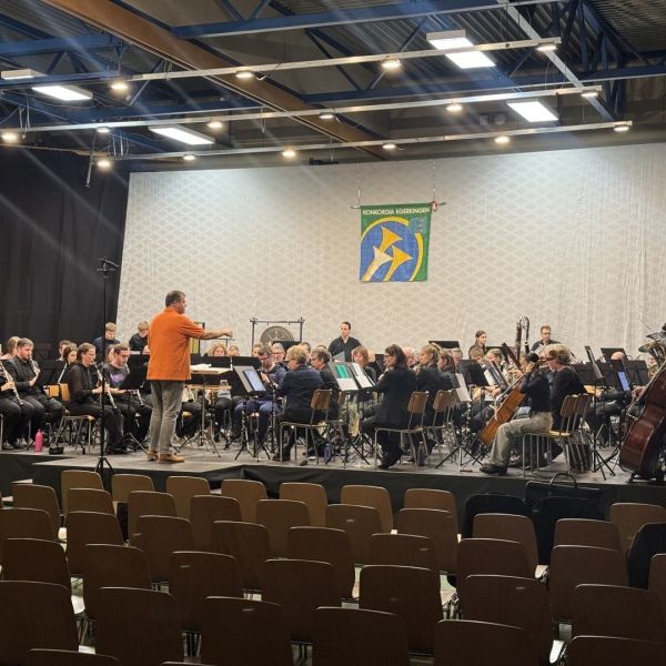 Die Spannung steigt! 🎶 Letzt proben, bevor die Türen sich öffnen: Heute und Morgen könnt ihr die fesselnde Musik der Konkordia Egerkingen geniessen. Seid dabei, wenn die Klänge euch in eine andere Welt entführen! 🎺🎻 Lasst euch dieses Erlebnis nicht entgehen! #konzertgenuss #musikliebe #egerkingen #kulturhighlight #swissmusic