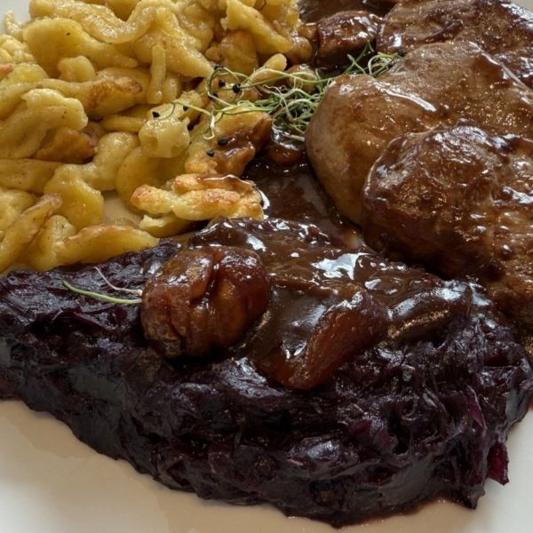 Die kulinarische Fülle des Herbstes mIt den köstlichen Wildgerichten im Mövenpick Restaurant Egerkingen geniessen! 🍂 EIn Fest für Augen und Gaumen mit Fleisch wie Wildschwein, Hirsch und Reh, doch eben auch ohne mit Kürbis, Pilz, Kabis, Rosenkohl und selbstverständlich Marroni auf herbstlichem Gemüseteller. Zum krönenden Abschluss: Ein feines Vermicelle oder Coupe Nesselrode mit Merinques und Amarenakirsche. Lass dich verwöhnen und gönn dir passend zur Erntezeit ein Glas Wein 🍷 

#Mövenpick #Restaurant #Hotel #Egerkingen #Wild #Wildgericht #Wildwochen #Wildsaison