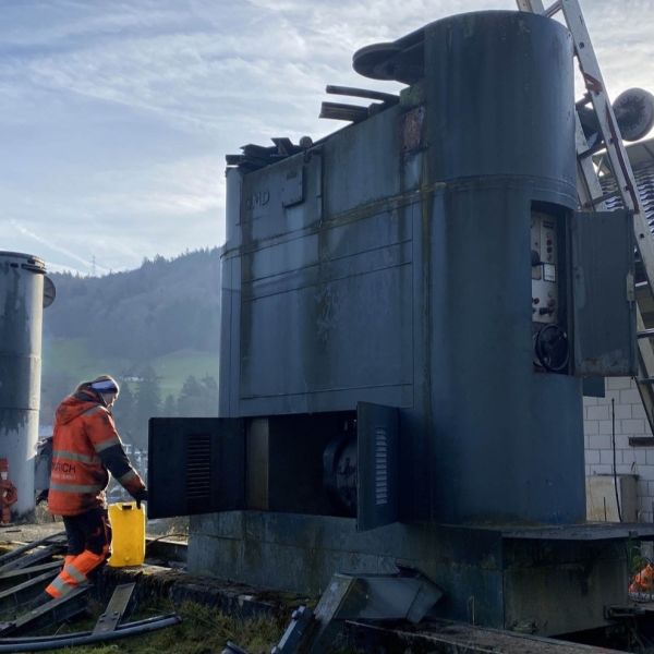 Skilift in Langenbruck ist betriebsbereit - "Untere Wanne" rückgebaut

Die Skilift AG hat an ihrer Generalversammlung im Juni 2025 beschlossen, den Betrieb des unteren Wannenlifts einzustellen. Im Verlauf der letzten Wochen wurden zunächst das Förderseil und die Antriebsstation beim Start zurückgebaut, dann die Masten mit dem Heli ausgeflogen. Dies aufgrund der Klimaerwärmung, die vor allem in tieferen Höhenlagen spürbar ist. Was man sich heute kaum mehr vorstellen kann: 1978 zählten die Langenbrucker Anlagen 118 Betriebstage. 

Die Skisaison in diesem beliebten Naherholungsgebiet kann trotzdem beginnen: Der Skilift "Obere Wanne" mit einer Länge von 450 m und einer Höhendifferenz von 130 m ist bereit für den ersten Schnee, die Bügel sind montiert. Er verfügt ebenfalls über einen Parkplatz, ist zum Nachtskifahren beleuchtet und verfügt über einen kleinen Gastrobetrieb. Nun liegt der (Schnee)Ball bei Frau Holle, die hoffentlich bald ihre Kissen kräftig ausschüttelt. Über die Betriebszeiten des Lifts informiert die Website www.deinkick.ch.