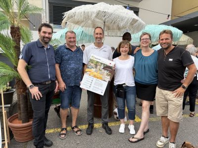 Bildlegende: Festwirtepaar Peter und Stephanie Felber-Dietschi eingerahmt von den ET-Vertretern Christian Wyler und Franz Fischer sowie Ulrike Többen und Reto Spiegel
