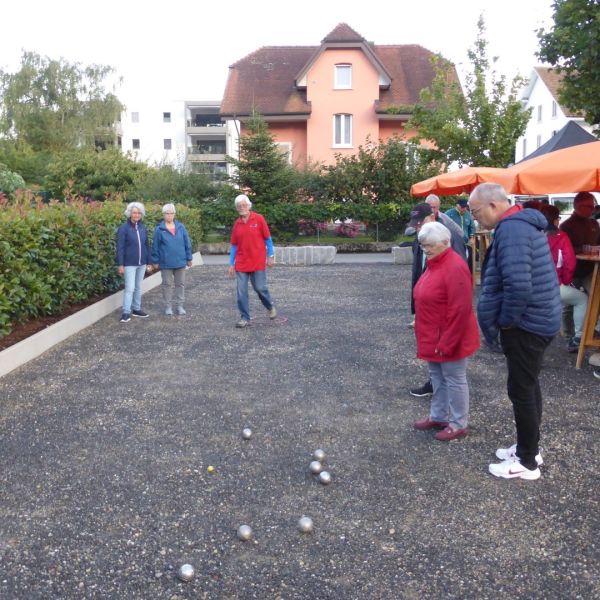 Pétanque in Egerkingen – noch bis Ende Oktober
Jeden Montag ab 14.00 Uhr trifft sich die Pétanque-Runde beim Alterszentrum Sunnepark in Egerkingen – mitspielen können alle.
Saisonende: Montag, 26.10.2026
Bei schlechtem Wetter wird stattdessen gejasst
https://www.egerkingentourismus.ch/blog/petanque-fuer-alle/
#Egerkingen #EgerkingenTourismus #Pétanque #Freizeit #Gäu